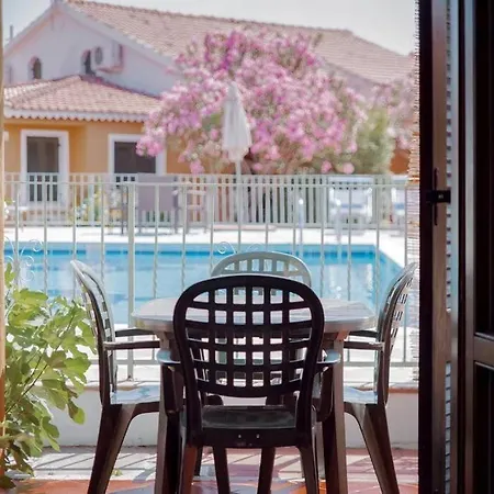 Appartamento Con Piscina E Bbq Apartman *